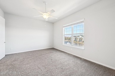TOP FLOOR END UNIT OVERLOOKING THE LAKE & FOUNTAIN. Spacious