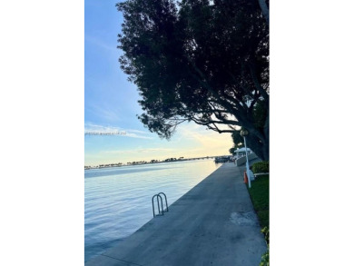 1 bed / 1.5 bath in the heart of Brickell. Unit has a large