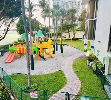 1 bed / 1.5 bath in the heart of Brickell. Unit has a large