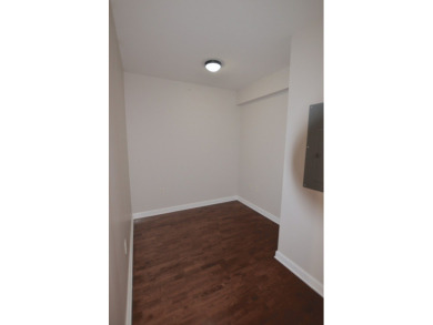 Ready to move-in, like new, one bedroom + den condo on 32nd