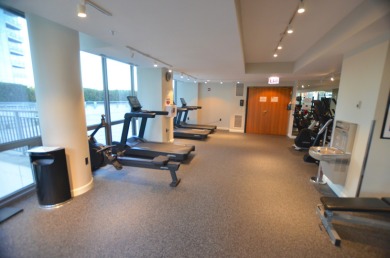 Ready to move-in, like new, one bedroom + den condo on 32nd