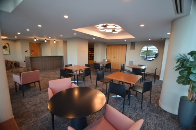 Ready to move-in, like new, one bedroom + den condo on 32nd