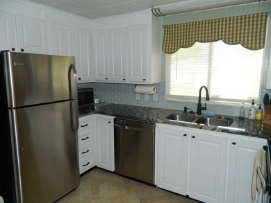 1983 Palm Harbor home offers 936 sq ft of inside living space