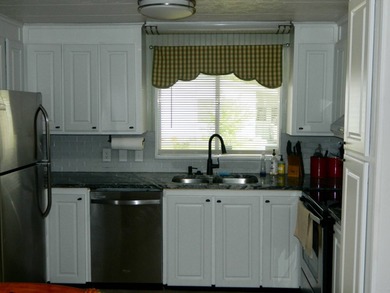 1983 Palm Harbor home offers 936 sq ft of inside living space