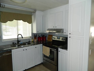 1983 Palm Harbor home offers 936 sq ft of inside living space