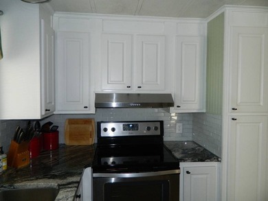 1983 Palm Harbor home offers 936 sq ft of inside living space