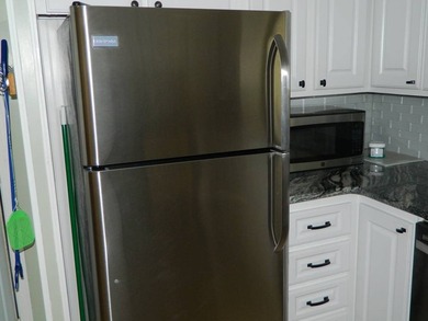 1983 Palm Harbor home offers 936 sq ft of inside living space