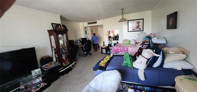 Spacious 1 bed 1 bath condo in the gated Jade Winds in North