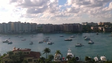 Enjoy your time at Paradise.....bine a beautifully top of the