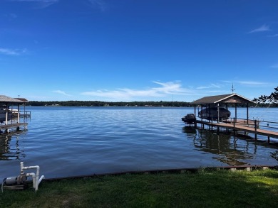GB-9157  Welcome to your Lakefront retreat on Cedar Creek Lake!