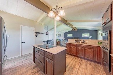 GB-9157  Welcome to your Lakefront retreat on Cedar Creek Lake!