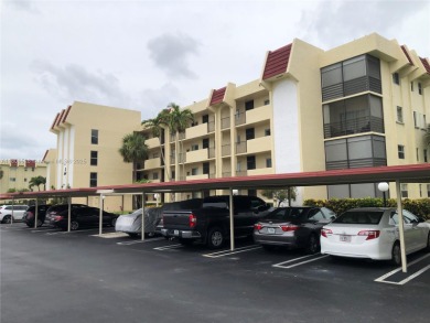 Lovely 2/2 condo is in the desirable Boca Barwood 55+ community