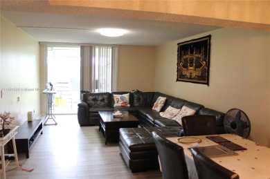 Lovely 2/2 condo is in the desirable Boca Barwood 55+ community