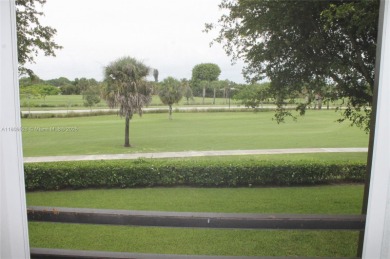 Lovely 2/2 condo is in the desirable Boca Barwood 55+ community