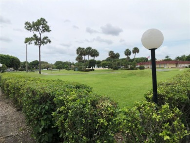 Lovely 2/2 condo is in the desirable Boca Barwood 55+ community