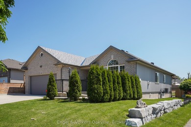 Bungalow Lifestyle Living at its best!  Beautifully renovated