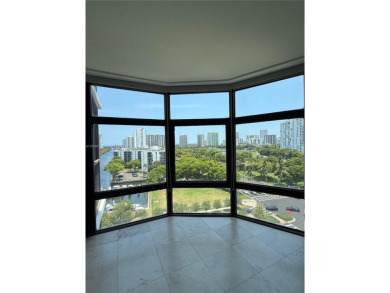 Turn key condo in the heart of Aventura! Spacious 2 bedrooms, 2