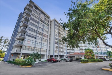 Spacious 2BD/2BA at Wilshire Condominium, a well established