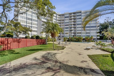 Spacious 2BD/2BA at Wilshire Condominium, a well established