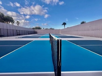 Beautiful 2 bedroom, 2 bath, 1st floor, furnished condo Split