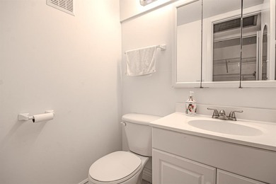 BEAUTIFUL AND BRIGHT UNIT FEATURING 1 BEDROOM AND 1.5 BATHS