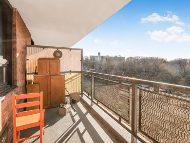 Rarely available studio apartment at The Windsor South features