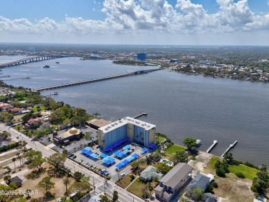 Gorgeous Waterfront Condo with Breathtaking Views! Wake up to