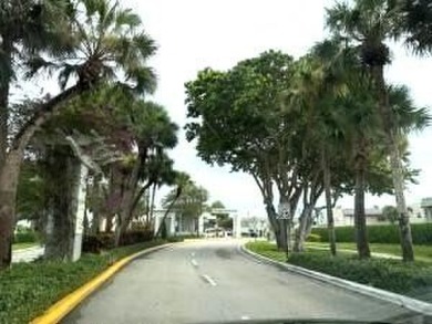 Quiet 2nd floor unit. Lift avaiable. private patio.roof 2011