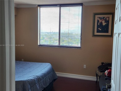 Beautifully 2/2 corner condo on the 12th floor, 1084 SF with