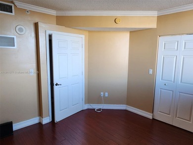 Beautifully 2/2 corner condo on the 12th floor, 1084 SF with