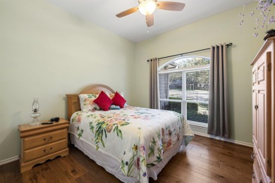 This conviently located triplex in Horseshoe Bay's Applehead