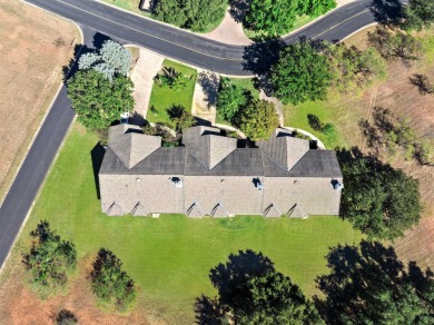 This conviently located triplex in Horseshoe Bay's Applehead