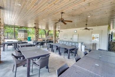 This conviently located triplex in Horseshoe Bay's Applehead