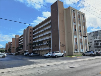 Totally remodeled, turnkey 2 bedrooms, 2 bathrooms in the heart