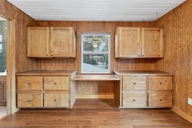 One or more photo(s) has been virtually staged. Experience