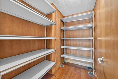 One or more photo(s) has been virtually staged. Experience