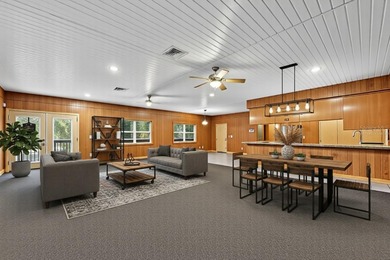 One or more photo(s) has been virtually staged. Experience