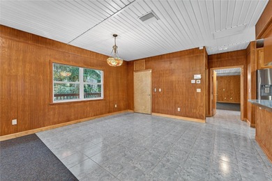 One or more photo(s) has been virtually staged. Experience