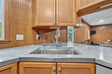 One or more photo(s) has been virtually staged. Experience