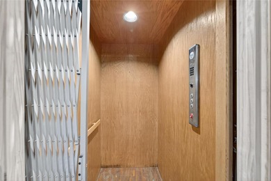 One or more photo(s) has been virtually staged. Experience