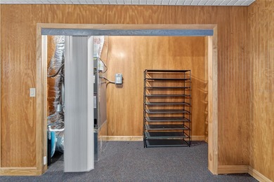 One or more photo(s) has been virtually staged. Experience