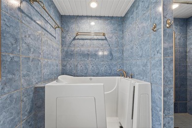 One or more photo(s) has been virtually staged. Experience