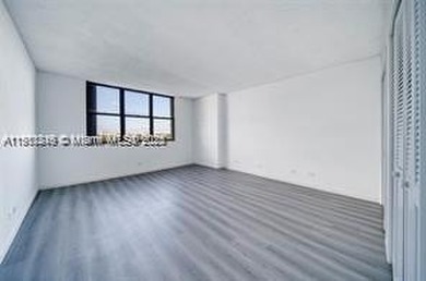 Gorgeous 2 BR & 3 BA unit at prestigious landmark The Cricket