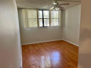 OPORTUNITY! BRIGHT AND CLEAN 2 BEDROOMS / 2.5 BATHS UPDATED