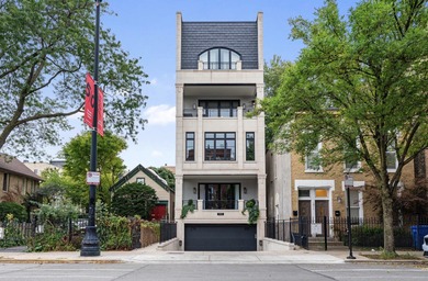 Exceptional Lincoln Park Residence - Lives Like a Single-Family