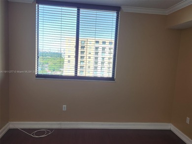 Beautifully 2/2 corner condo on the 12th floor, 1084 SF with