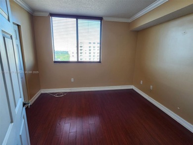 Beautifully 2/2 corner condo on the 12th floor, 1084 SF with