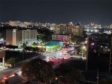 Beautifully 2/2 corner condo on the 12th floor, 1084 SF with