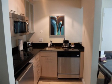 PENTHOUSE UNIT! GREAT LOCATION in Fort Lauderdale, CLOSE TO THE