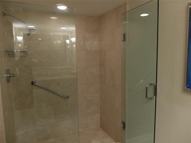 PENTHOUSE UNIT! GREAT LOCATION in Fort Lauderdale, CLOSE TO THE